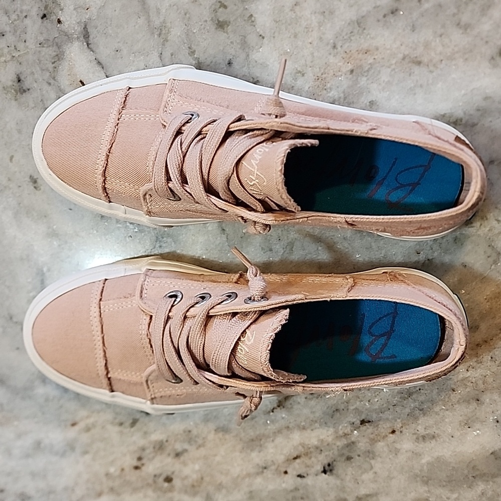 NWOT Blowfish size 6 pale pink sneaker